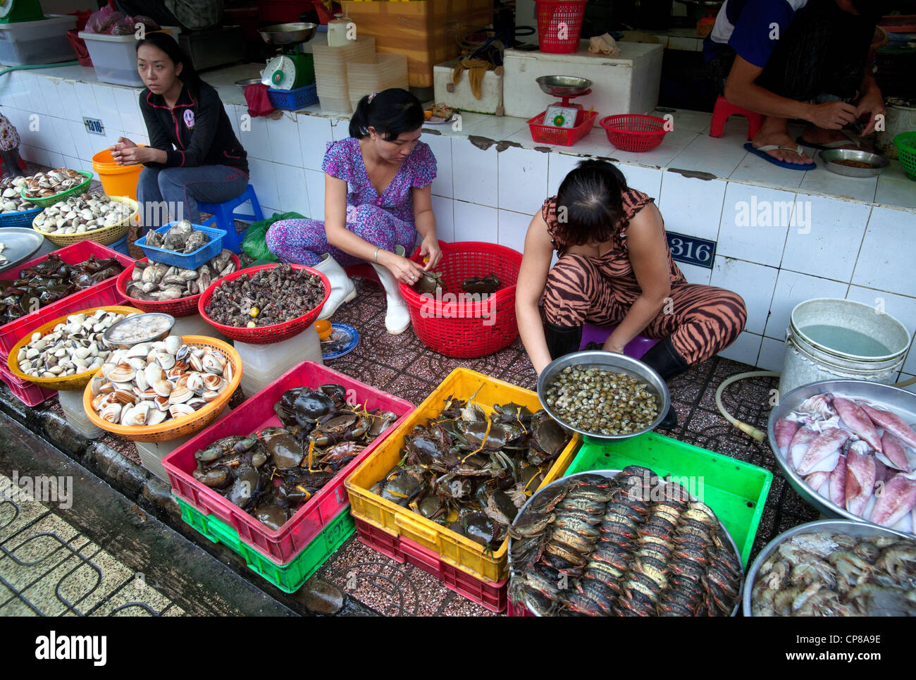Person vermarktet Ben Thanh Vietnam Saigon ho Chi Minh Meeresfrüchte essen Menschen Seefisch Stockfoto