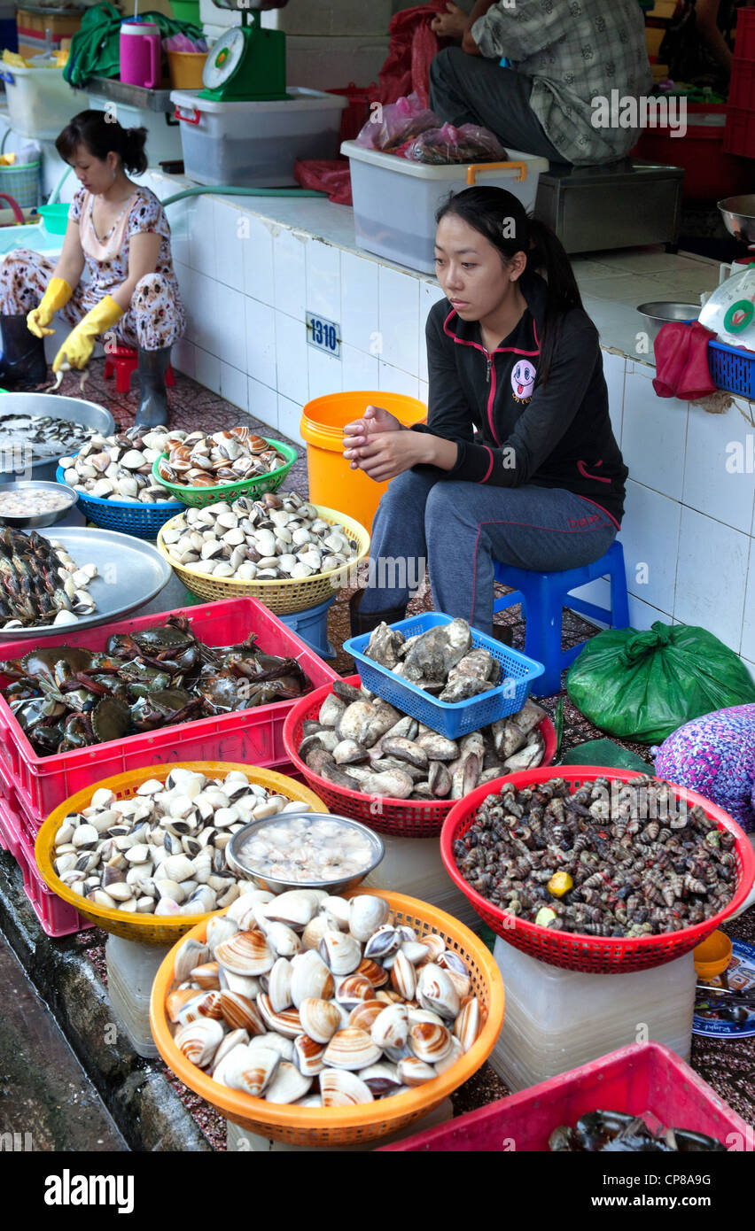 Person vermarktet Ben Thanh Vietnam Saigon ho Chi Minh Meeresfrüchte essen Menschen Seefisch Stockfoto