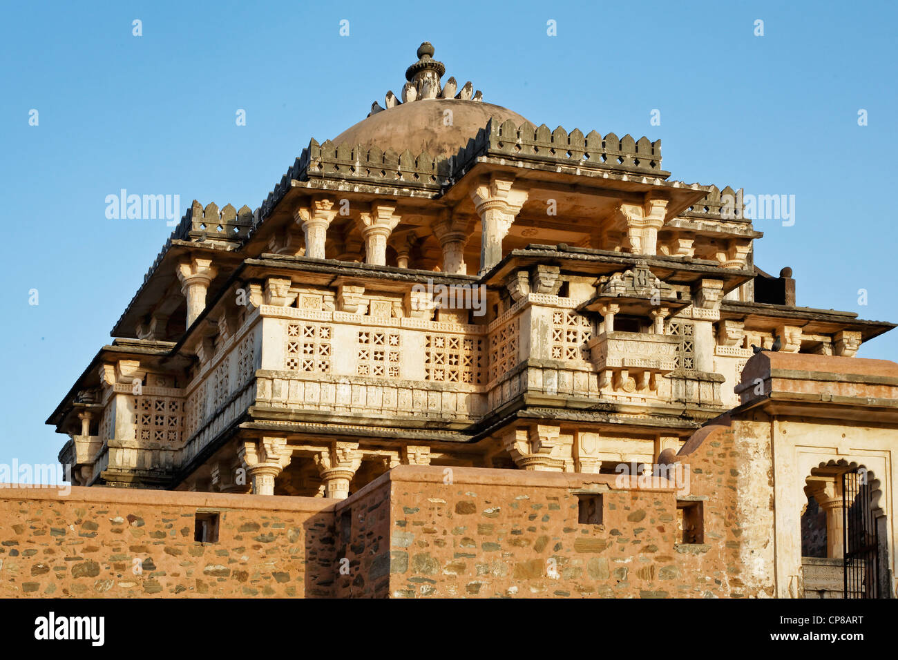 Hindu Tempel Kämfen Wände des Kumbhalghar Fort, Rajasthan, Indien, Detaillierung in Linie der Architektur des Palastes zu halten Stockfoto
