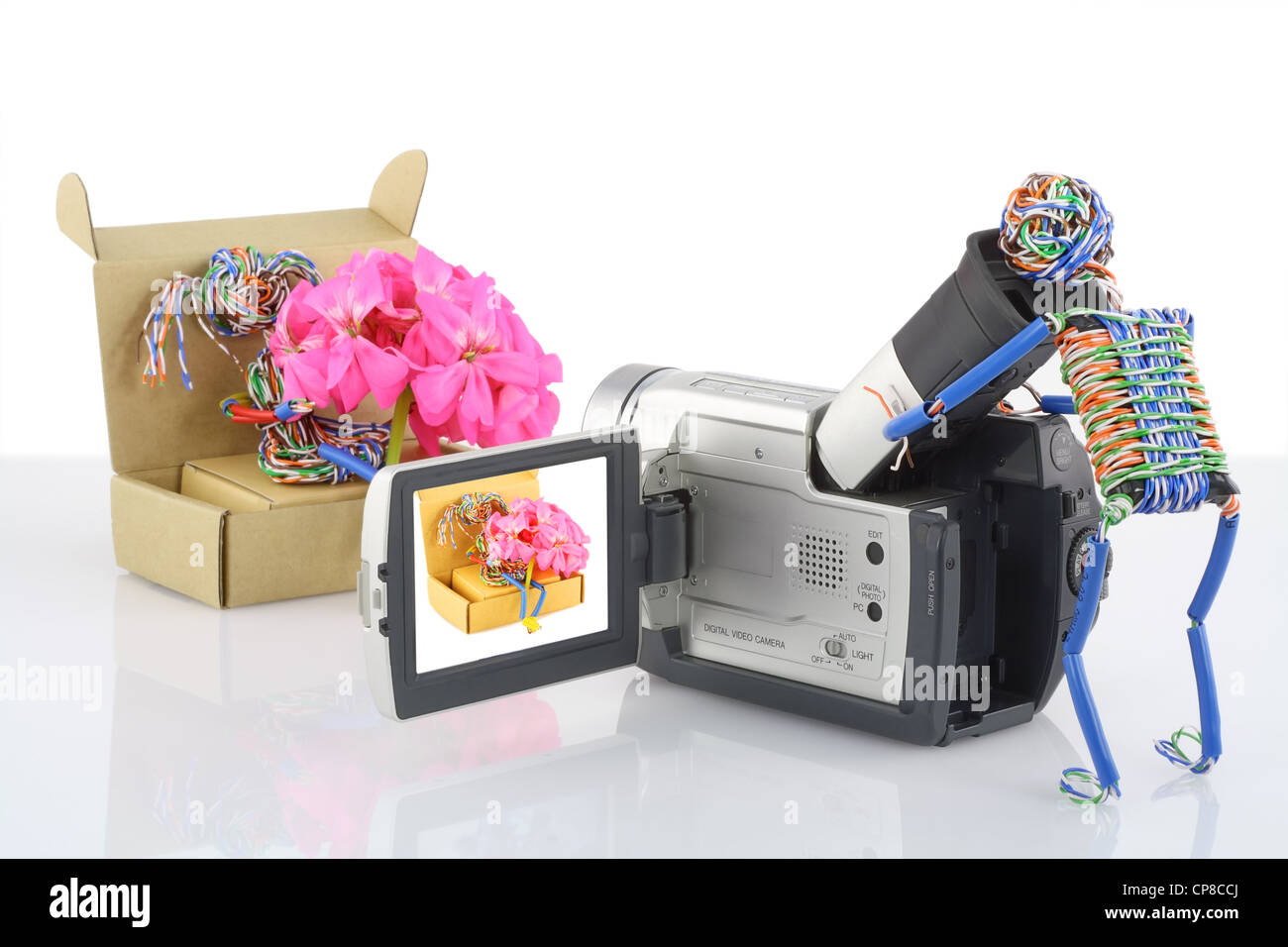 Der Spielzeug-Betreiber von einer Videokamera filmt das Spielzeug Mädchen mit einem Bouquet von rosa Blüten. Comic-Film-Produktion des Prozesses der Konzeptionierung Stockfoto