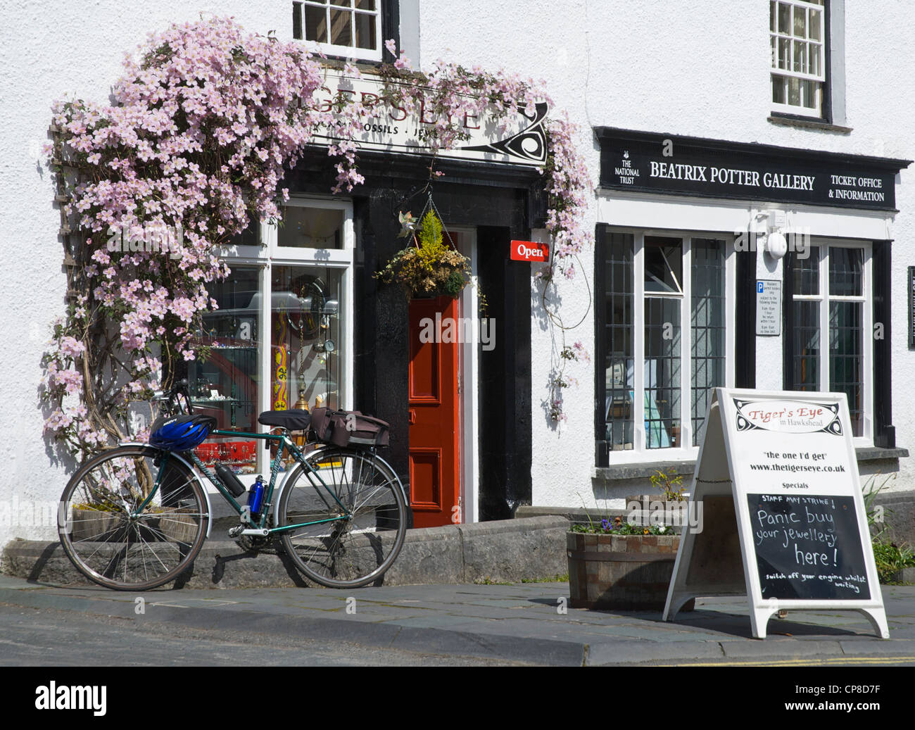 Tiger Eye Schmuck Shop und der Beatrix Potter Gallery in Hawkshead, Nationalpark Lake District, Cumbria, England UK Stockfoto