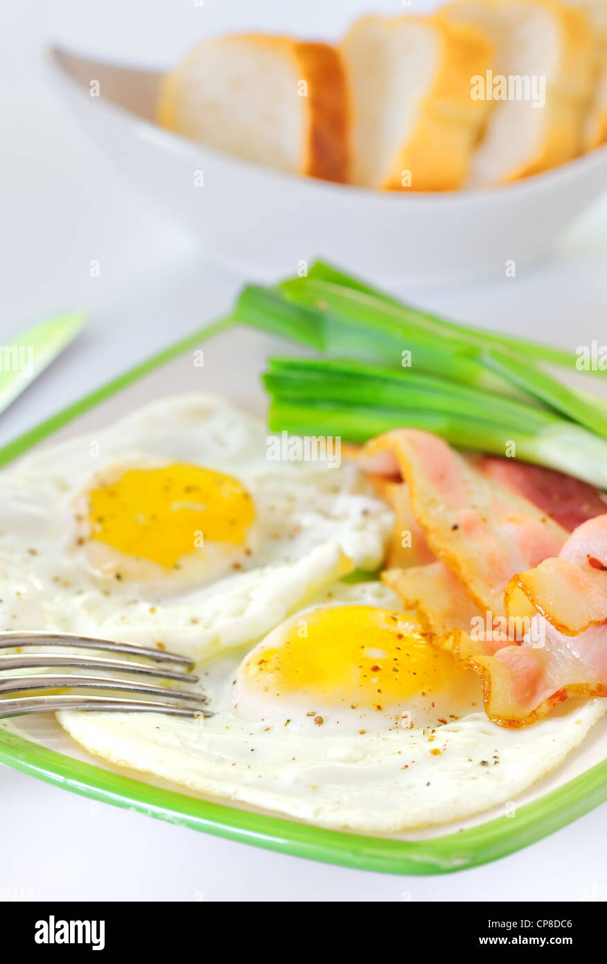 Frühstück mit Speck und Spiegeleier Stockfoto