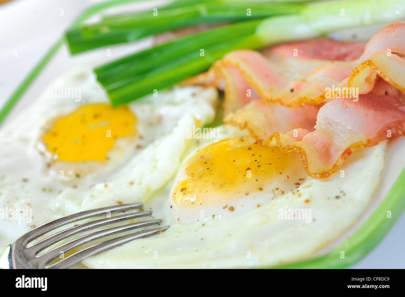 Frühstück mit Speck und Spiegeleier Stockfoto