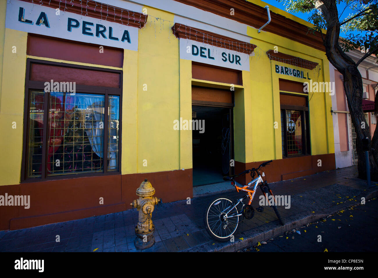 Bunte Café entlang der Plaza Las Delicias in Ponce, Puerto Rico Stockfoto