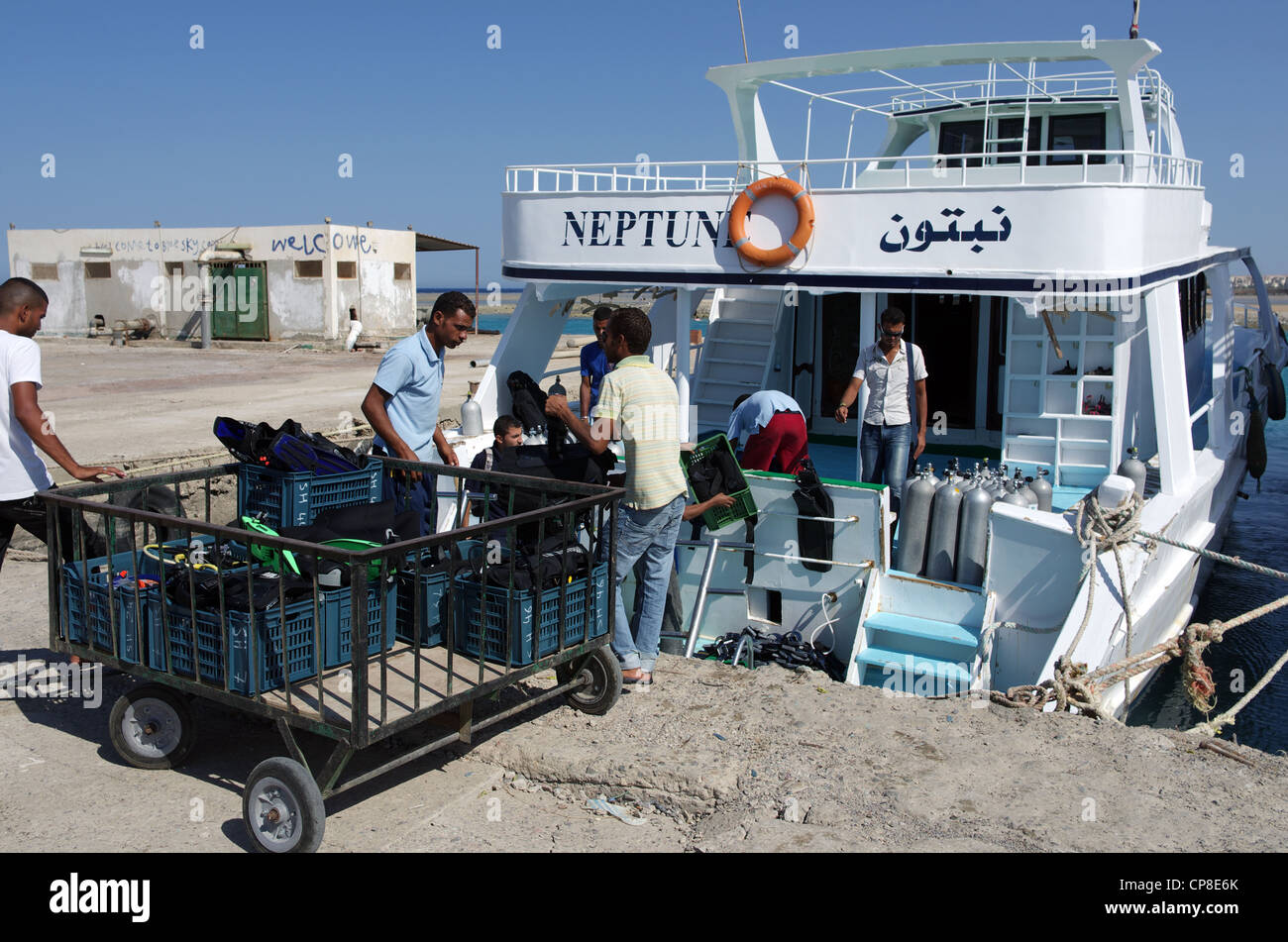 Der Ägypter Service, Vorbereitung der Ausrüstung zum Tauchen, Boot am Liegeplatz bereit, Touristen-Hurghada, Ägypten-Rotes Meer-Afrika zu transportieren Stockfoto