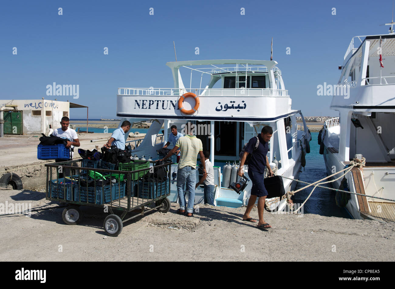 Der Ägypter Service, Vorbereitung der Ausrüstung zum Tauchen, Boot am Liegeplatz bereit, Touristen-Hurghada, Ägypten-Rotes Meer-Afrika zu transportieren Stockfoto