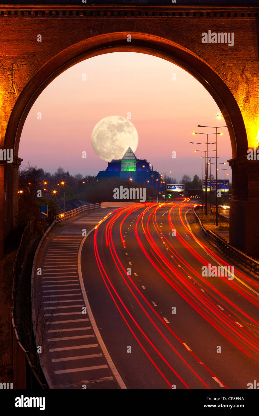 England, Cheshire, Stockport, Blick auf Autobahn M60, Viadukt und die Pyramide in der Dämmerung Stockfoto