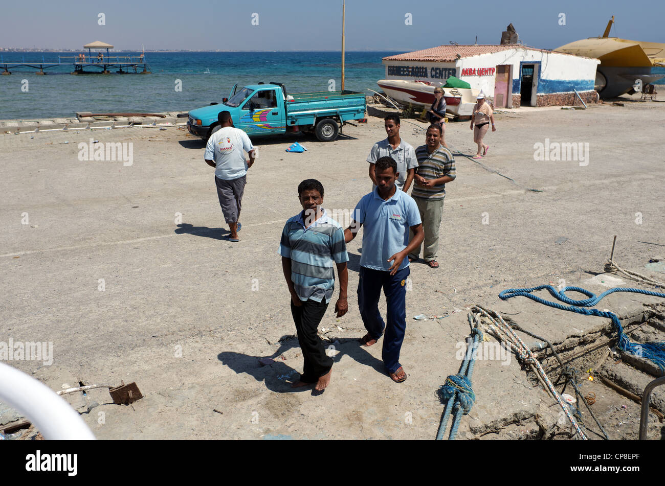 Ägypter service Menschen für Tauchausflug am Pier. Hurghada, Ägypten, Rotes Meer, Afrika Stockfoto
