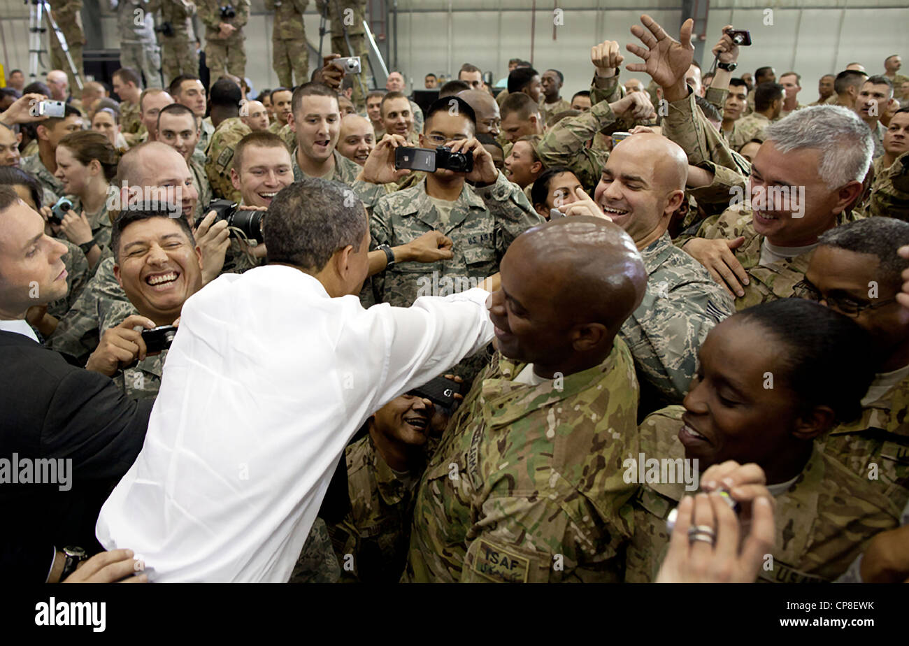 US-Präsident Barack Obama begrüßt Truppen bei Bagram Air Field 1. Mai 2012 in Bagram, Afghanistan. Obama kam auf einen Überraschungsbesuch zur Unterzeichnung eines Abkommens mit der afghanischen Regierung auf die Auslosung auf der US-Streitkräfte in Afghanistan. Stockfoto