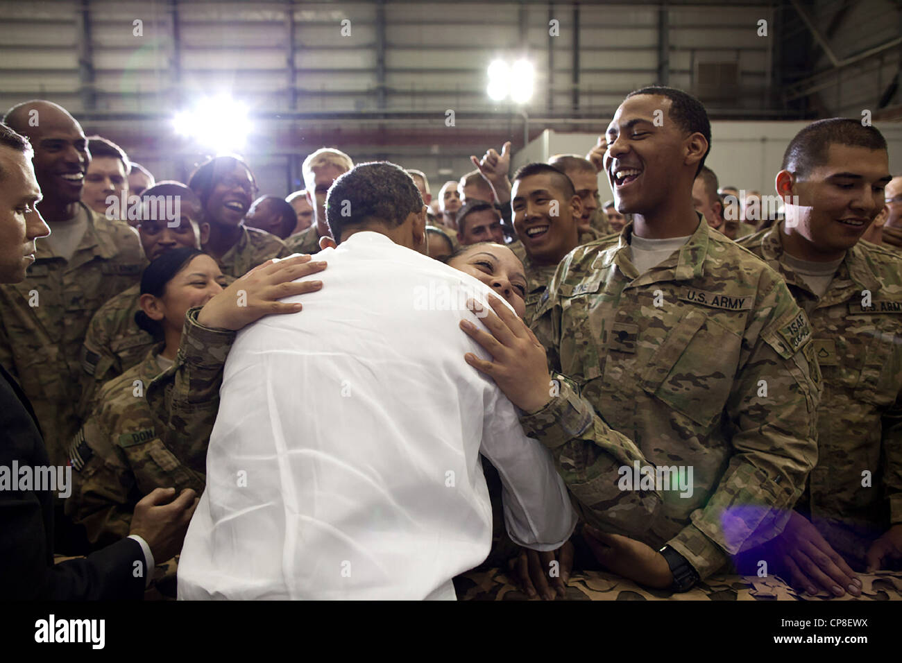 US-Präsident Barack Obama begrüßt Truppen bei Bagram Air Field 1. Mai 2012 in Bagram, Afghanistan. Obama kam auf einen Überraschungsbesuch zur Unterzeichnung eines Abkommens mit der afghanischen Regierung auf die Auslosung auf der US-Streitkräfte in Afghanistan. Stockfoto