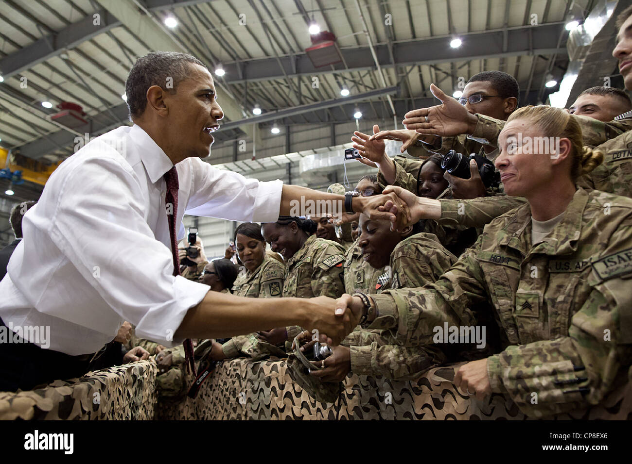 US-Präsident Barack Obama begrüßt Truppen bei Bagram Air Field 1. Mai 2012 in Bagram, Afghanistan. Obama kam auf einen Überraschungsbesuch zur Unterzeichnung eines Abkommens mit der afghanischen Regierung auf die Auslosung auf der US-Streitkräfte in Afghanistan. Stockfoto