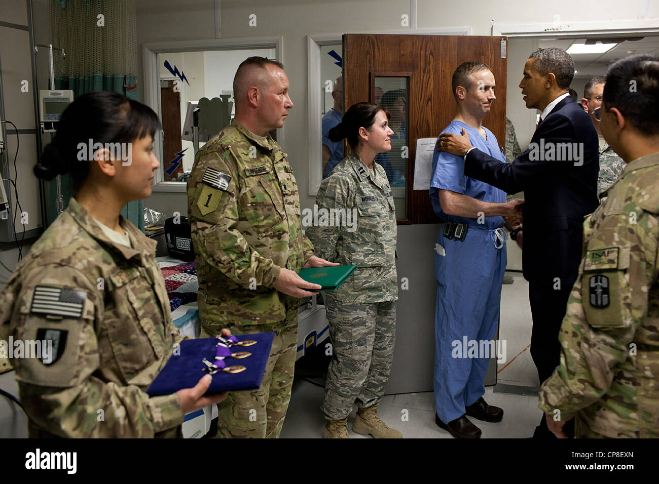 US-Präsident Barack Obama begrüßt Soldaten am Klinikum ICU in Bagram Air Field 1. Mai 2012 in Bagram, Afghanistan. Obama kam auf einen Überraschungsbesuch zur Unterzeichnung eines Abkommens mit der afghanischen Regierung auf die Auslosung auf der US-Streitkräfte in Afghanistan. Stockfoto