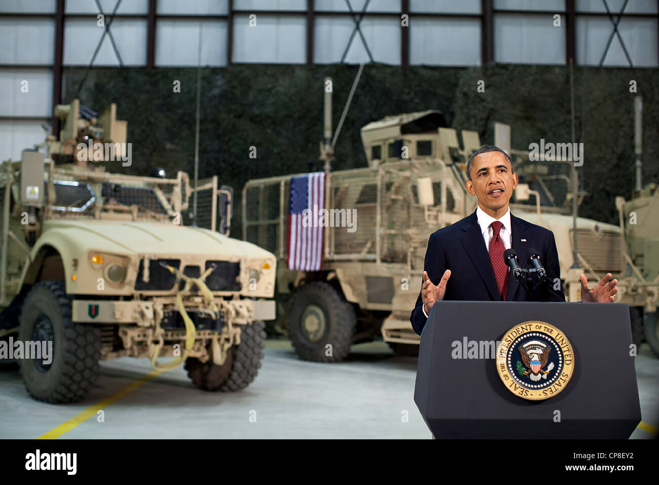 US-Präsident Barack Obama spricht die Nation von Bagram Air Field 1. Mai 2012 in Bagram, Afghanistan. Obama kam auf einen Überraschungsbesuch zur Unterzeichnung eines Abkommens mit der afghanischen Regierung auf die Auslosung auf der US-Streitkräfte in Afghanistan. Stockfoto