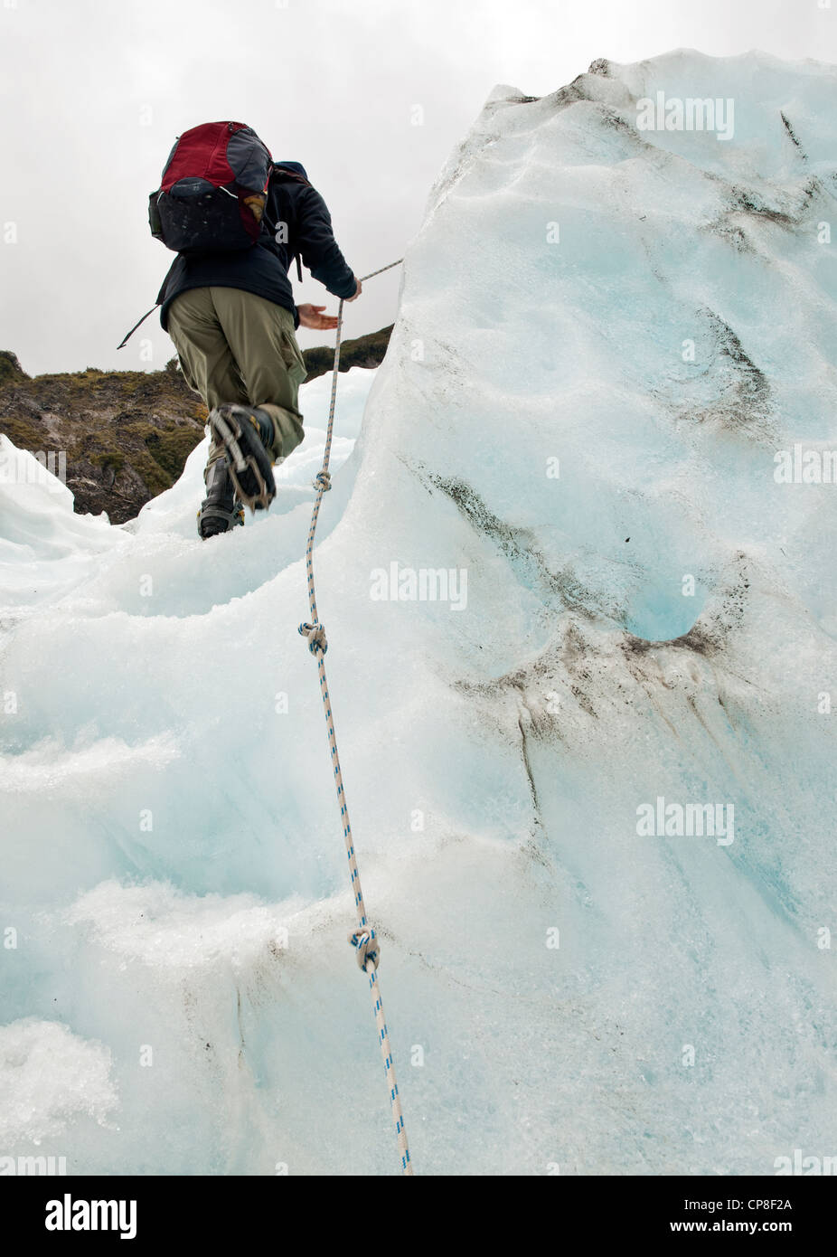 Walker Klettern Eis geschnitzt Steppen am Franz Josef Gletscher in Neuseeland Stockfoto