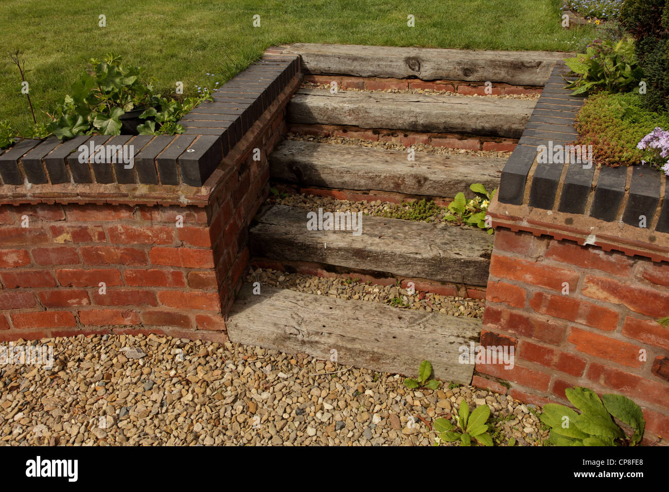 Eisenbahnschwellen Schritte in einem Garten UK Stockfotografie Alamy