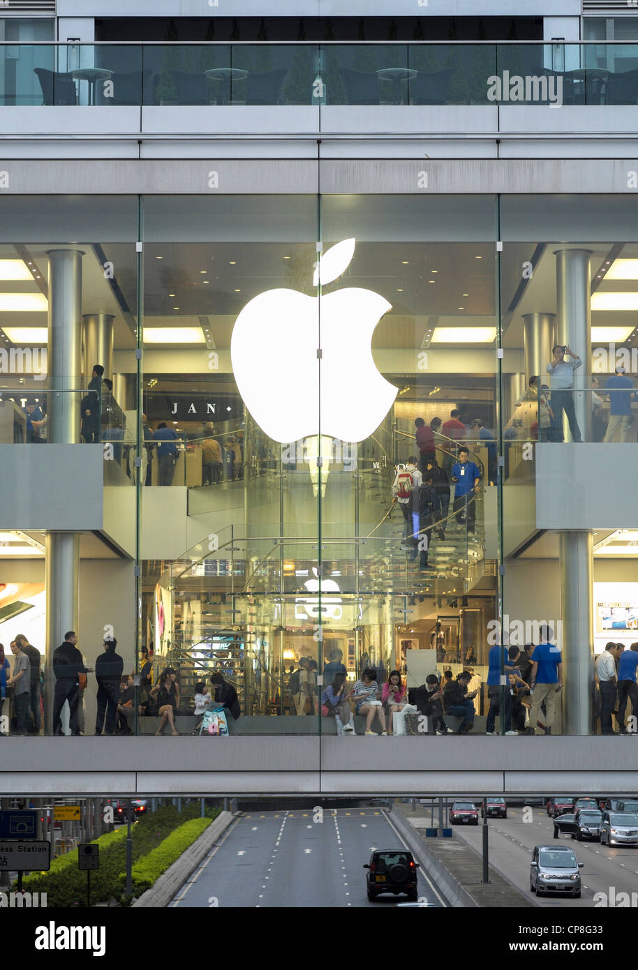 Blick auf moderne, große Apple Store im Central District, Hongkong Stockfoto