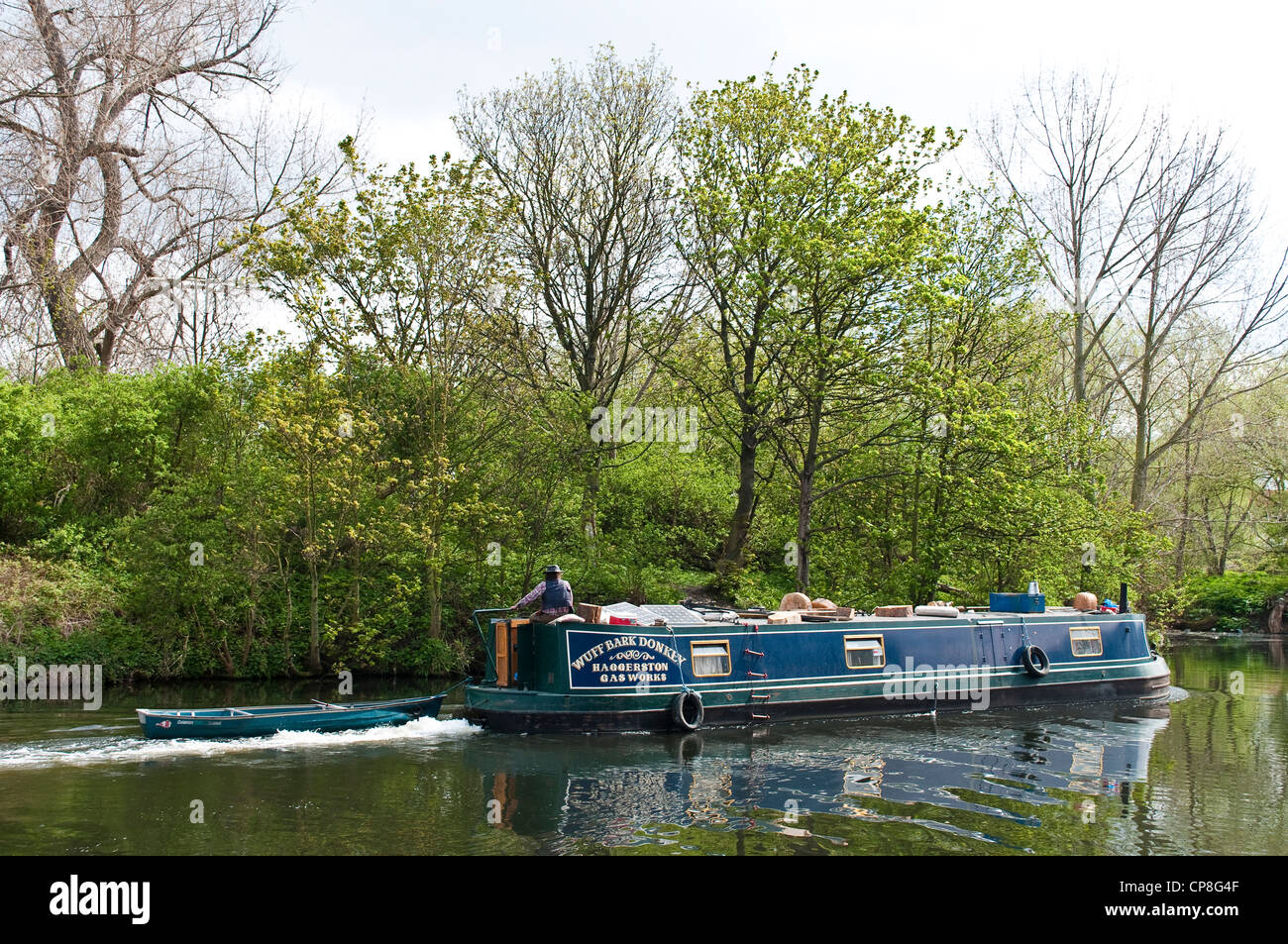 Mann Lenkung schmale Boot am Fluss Lee, Leyton, London, UK Stockfoto