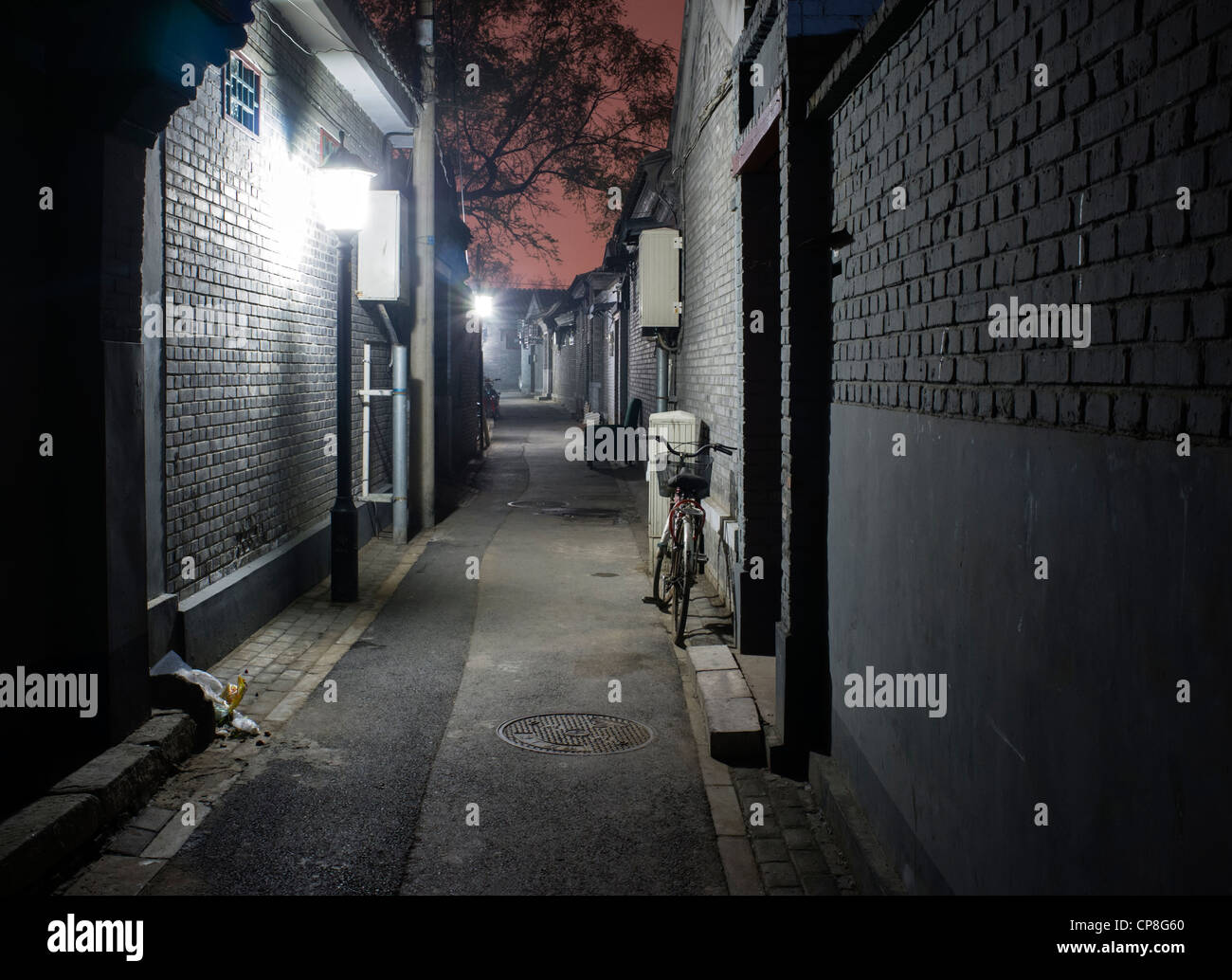 Blick auf historische Gasse oder in der Nacht die Hutong in Peking Stockfoto