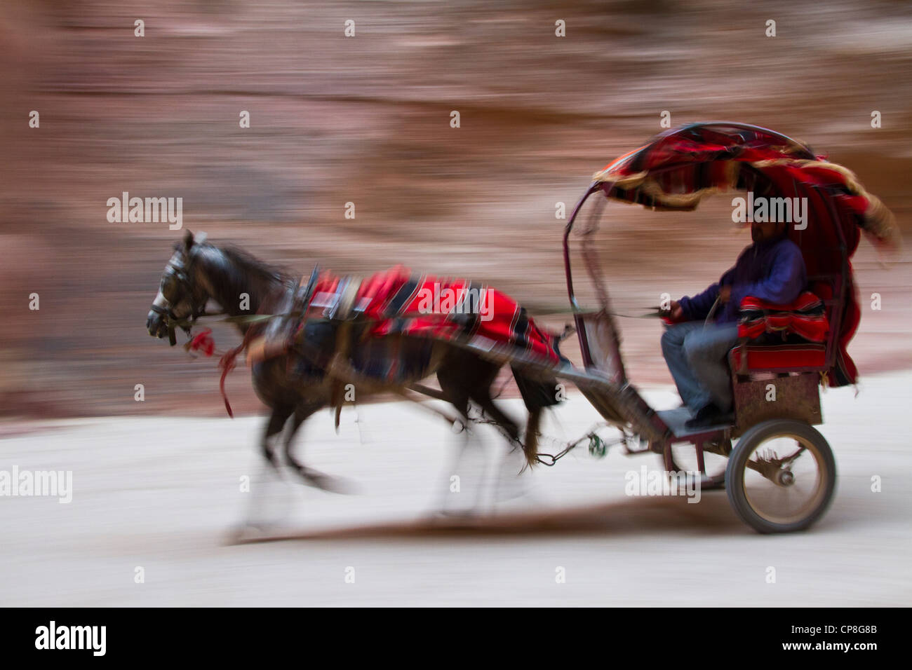 Pferd und Wagen durch den Siq, Petra, Jordanien Stockfoto