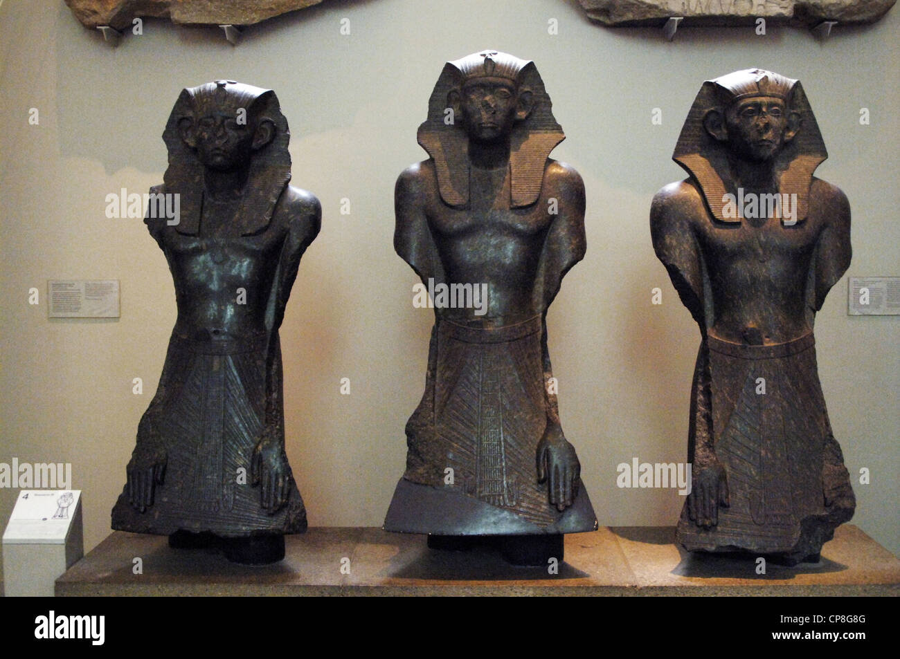 Drei schwarze Granitstatuen Sesostris III. 1850 V. CHR.. 12. Dynastie. Reich der Mitte. Tempel des Mentuhotep, Deir el-Bahri. Stockfoto