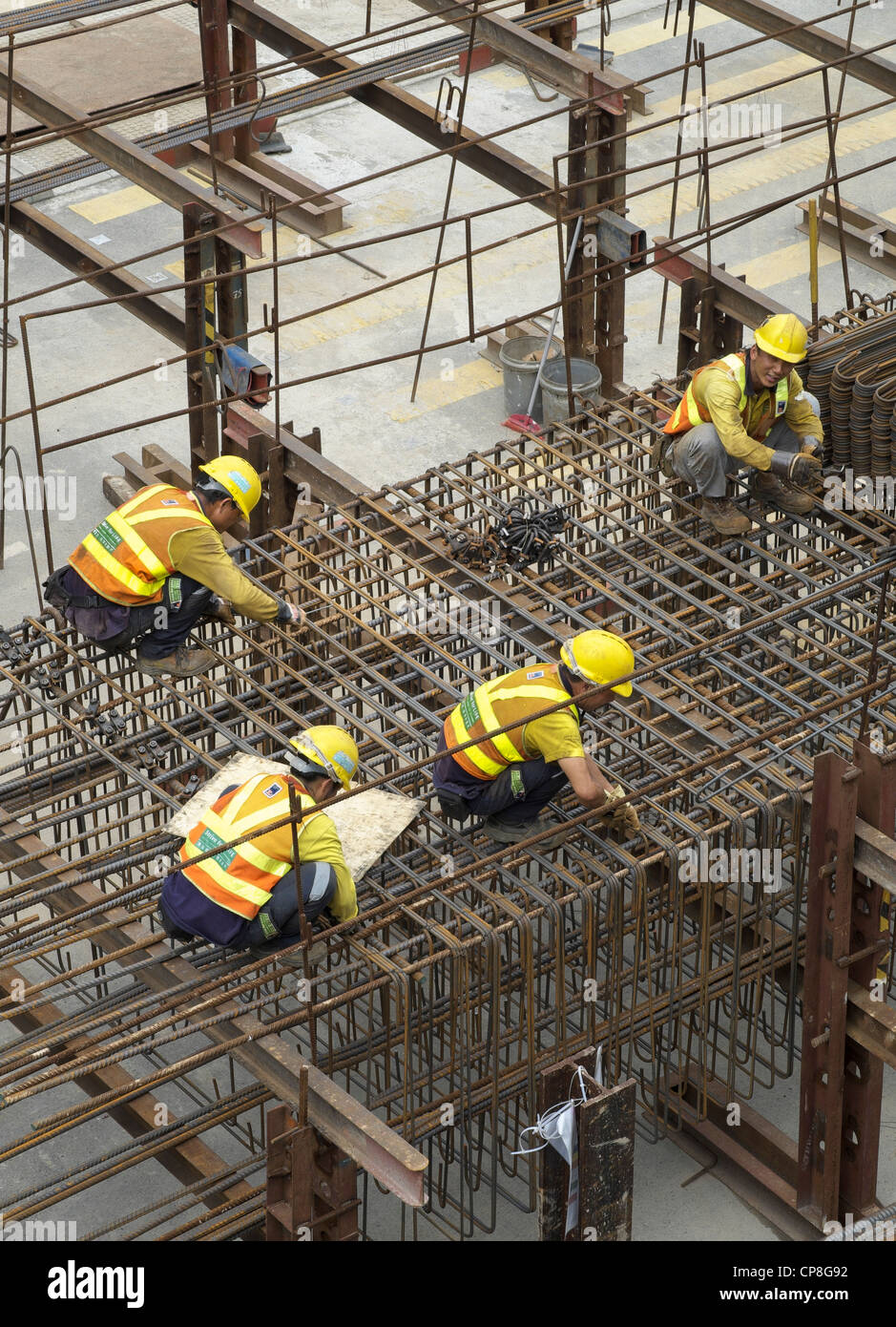 Stahl-Fixierer arbeitet auf Baustelle im zentralen Bezirk von Hong Kong Stockfoto