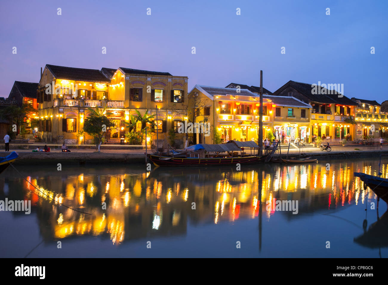 Am Abend Ansicht der historischen alten Stadt von Hoian zum UNESCO-Weltkulturerbe in Vietnam Stockfoto