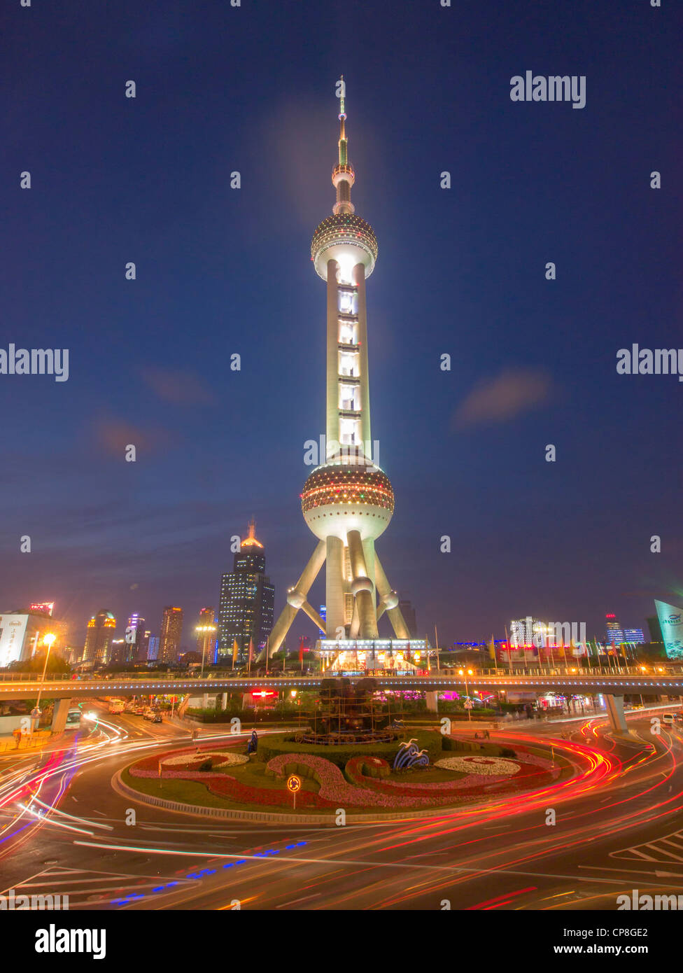 Nachtansicht des Pearl Oriental Tower in Lujiazui Pudong Bezirk China Stockfoto