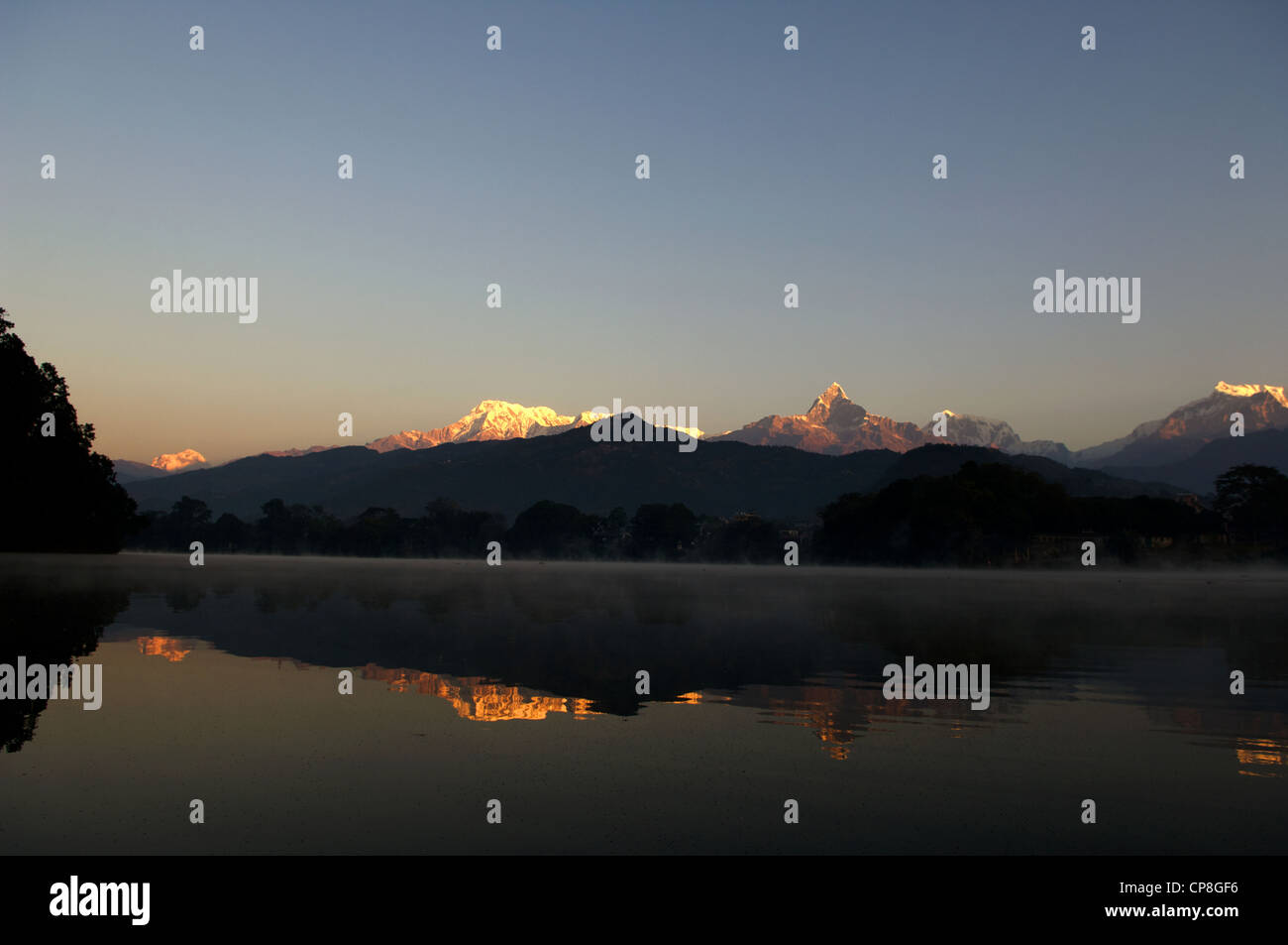 Sonnenaufgang über dem Phewa Tal mit Dhualagiri Annapurna und anzeigen (Fischschwanz), Pokhara, Nepal, Stockfoto