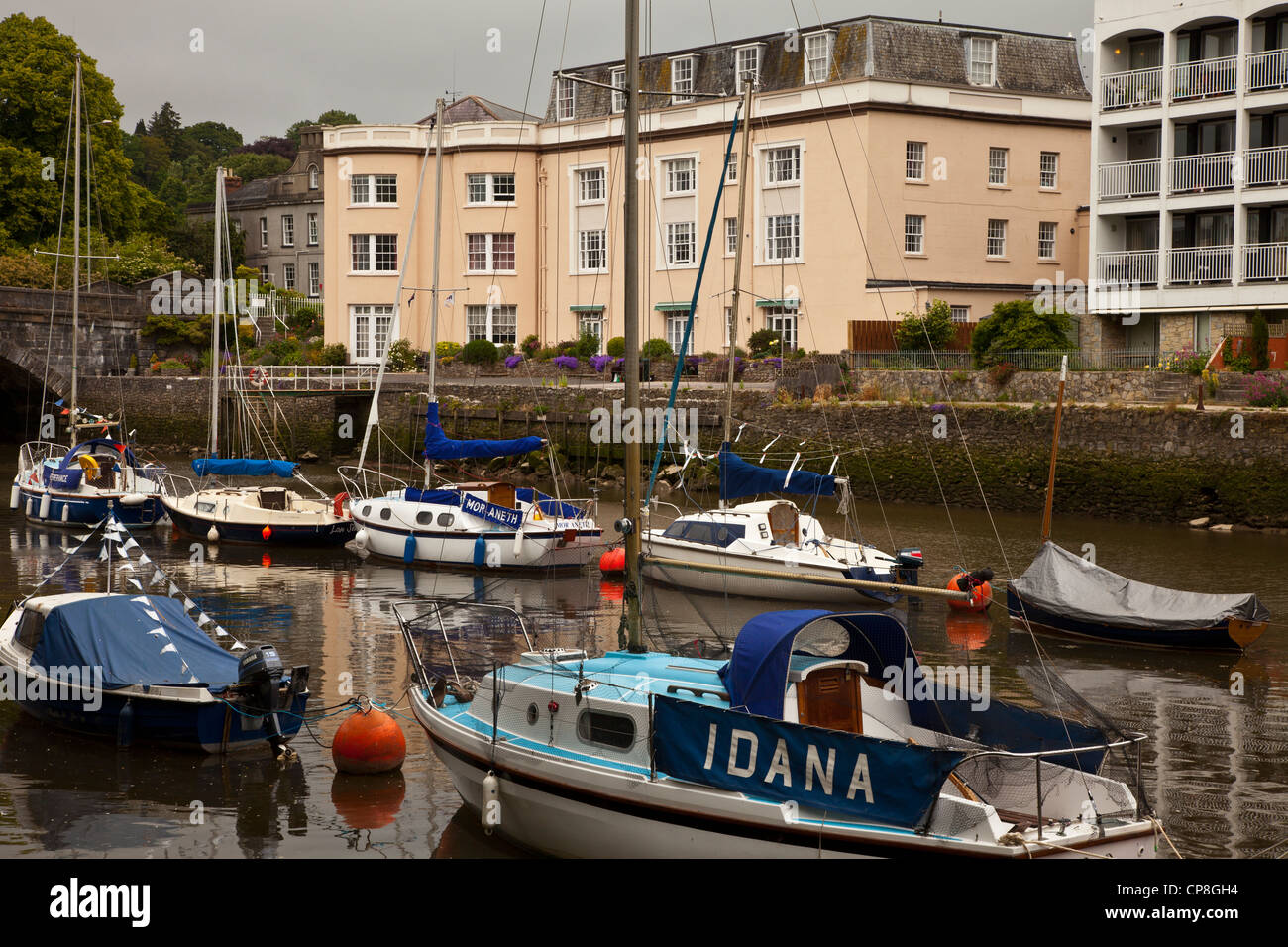 Boote vertäut am Fluss Dart in Totnes, Devon, UK, Stockfoto