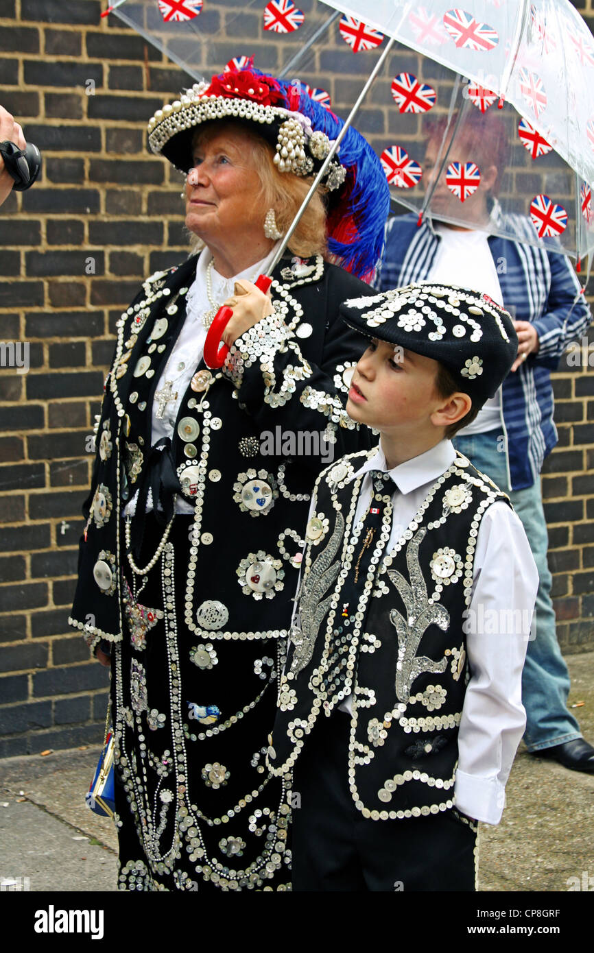 Pearly Könige und Königinnen vor 'The Carpenters Arms' Pub in East London Stockfoto