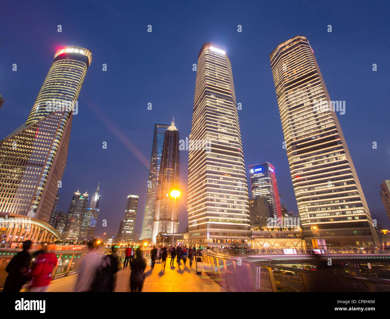 Abends Blick auf Hochhäuser im modernen Geschäftsviertel im Lujiazui in Pudong in Shanghai China Stockfoto