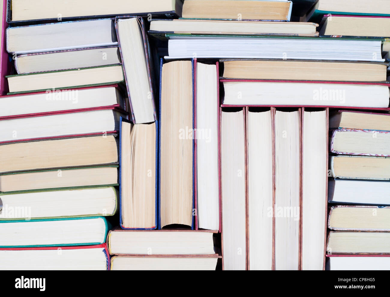 Old dirty Bücher über Buch-Regal-Hintergrund Stockfoto