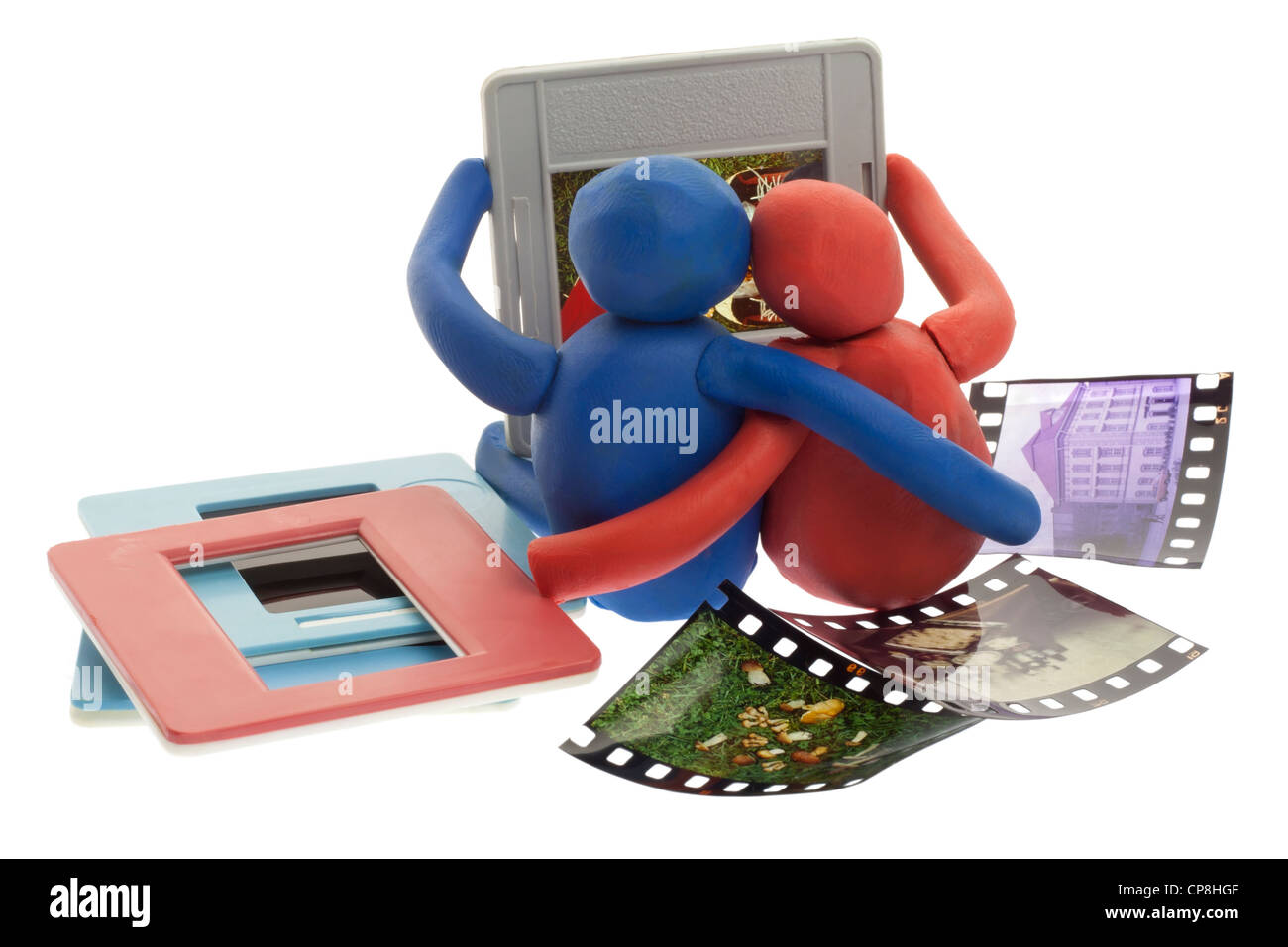 Spielzeug-Knetmasse-Mann und die Frau suchen alte Fotos Dias. Das Konzept der Erinnerung der Vergangenheit Stockfoto