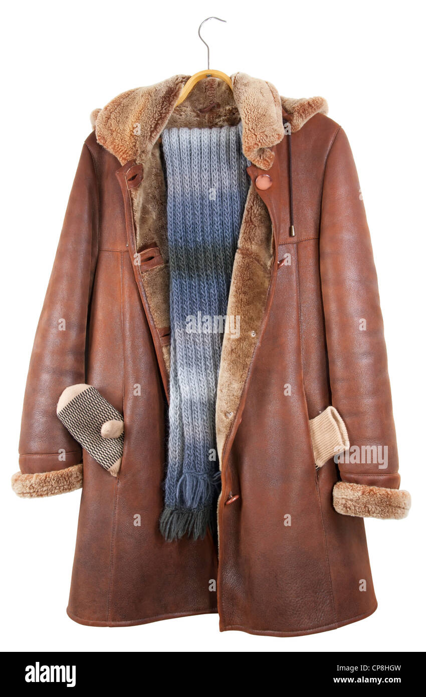 Die roten weiblichen Ledermantel hängt auf einem Kleiderbügel, Massenproduktion. Isoliert auf weiss Stockfoto