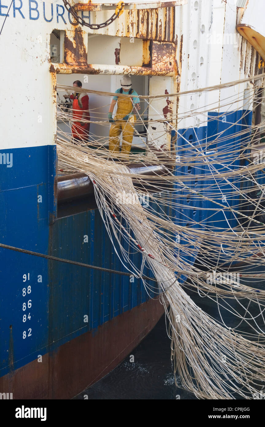 Fischer arbeitet mit den Netzen eine große Tiefsee-Trawler im Hafen von Fraserburgh, Aberdeenshire, Schottland. Stockfoto