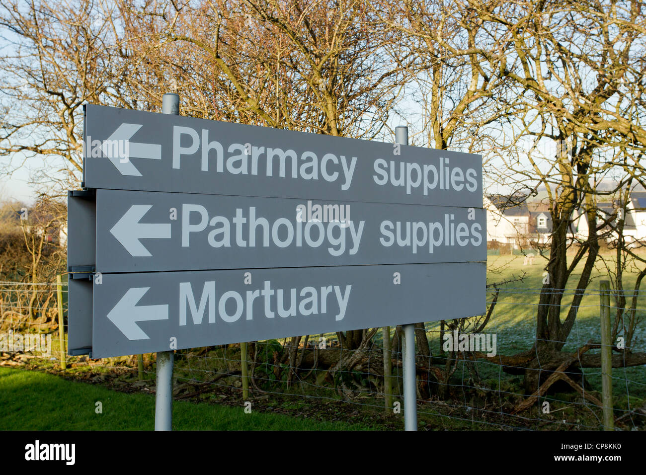 Richtung Schild am Krankenhaus Apotheke liefert Pathologie Lieferungen Leichenhalle an Universitätskliniken der Morecambe Bay NHS Trust Stockfoto