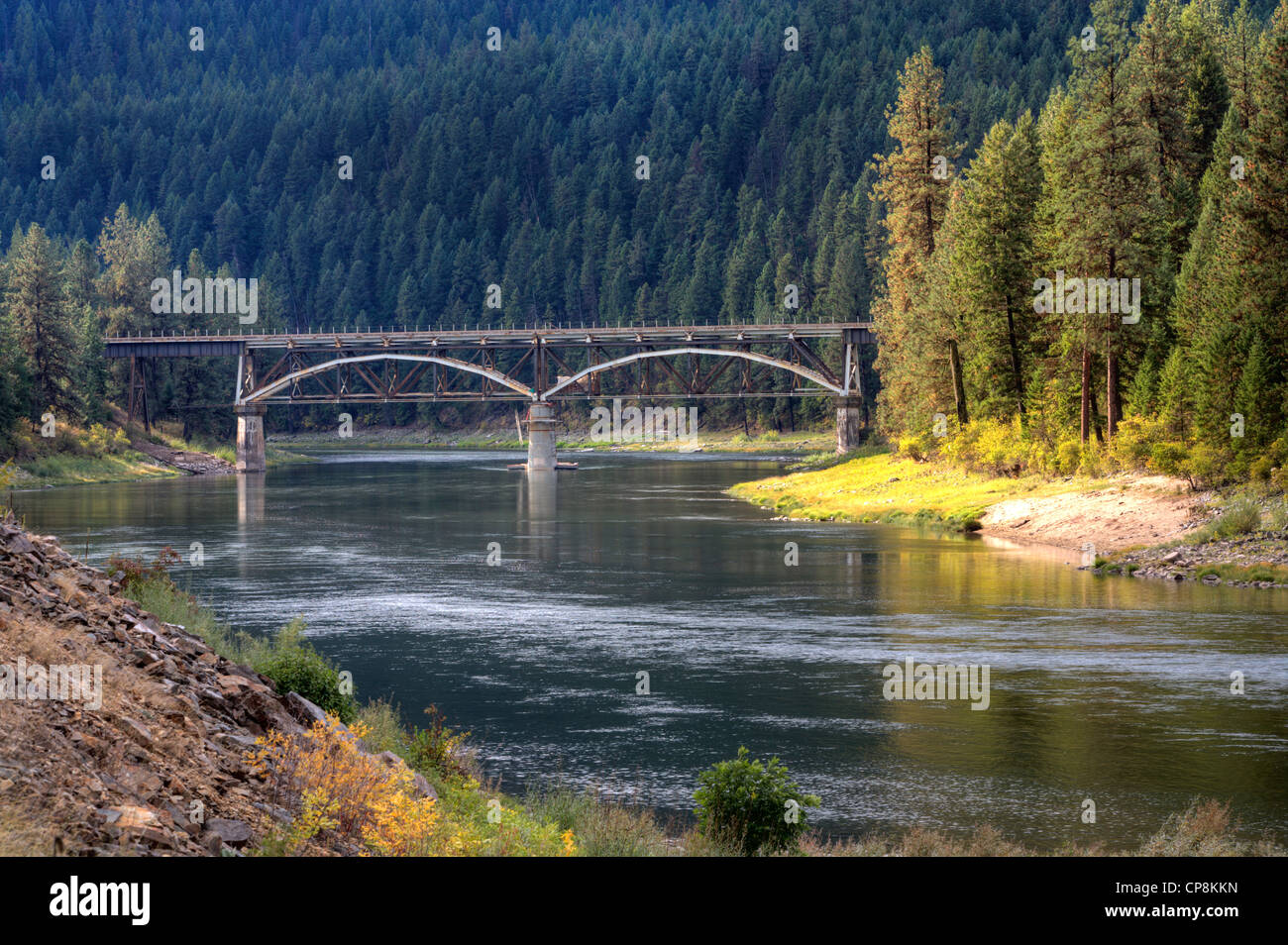 Eine Brücke in der Ferne erstreckt sich über den Flathead River in Montana. Stockfoto