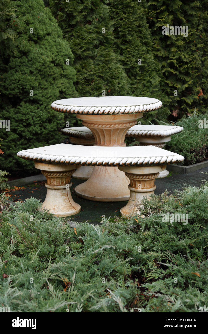 Ein Steintisch Und Banken Im Garten Stockfoto Bild 48135142 Alamy