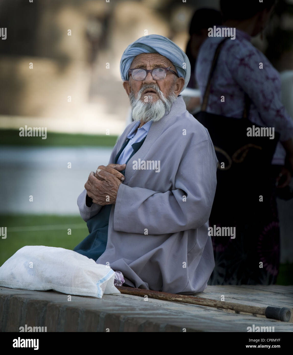 Ein sitzender weiser alter Mann Stockfoto