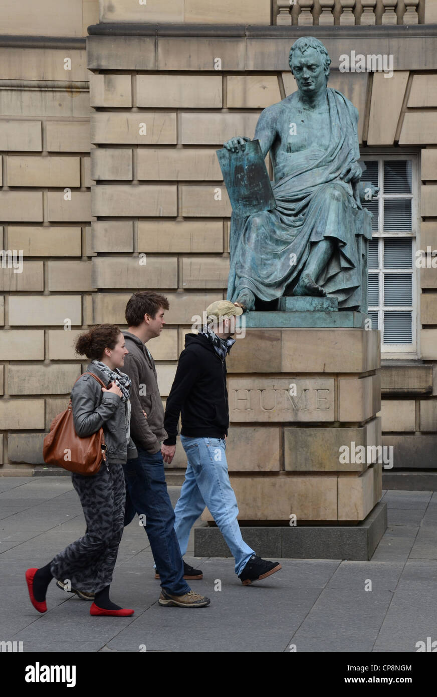 Fußgänger schlendern Sie durch die Statue des David Hume auf der High Street in Edinburgh. Stockfoto