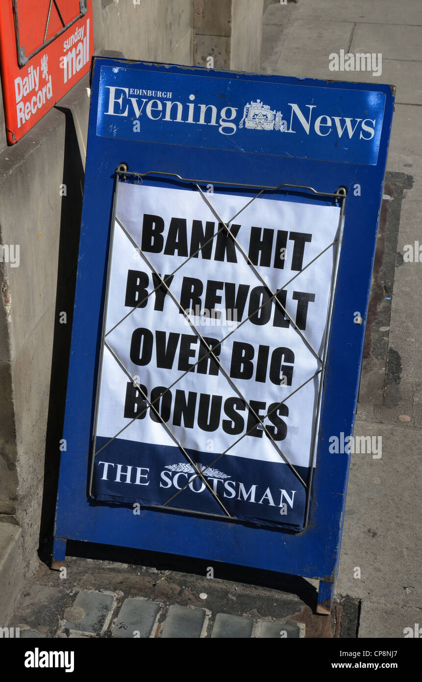 Billboard-Schlagzeile über Aktionär Revolte über fette Boni für Banker. Stockfoto
