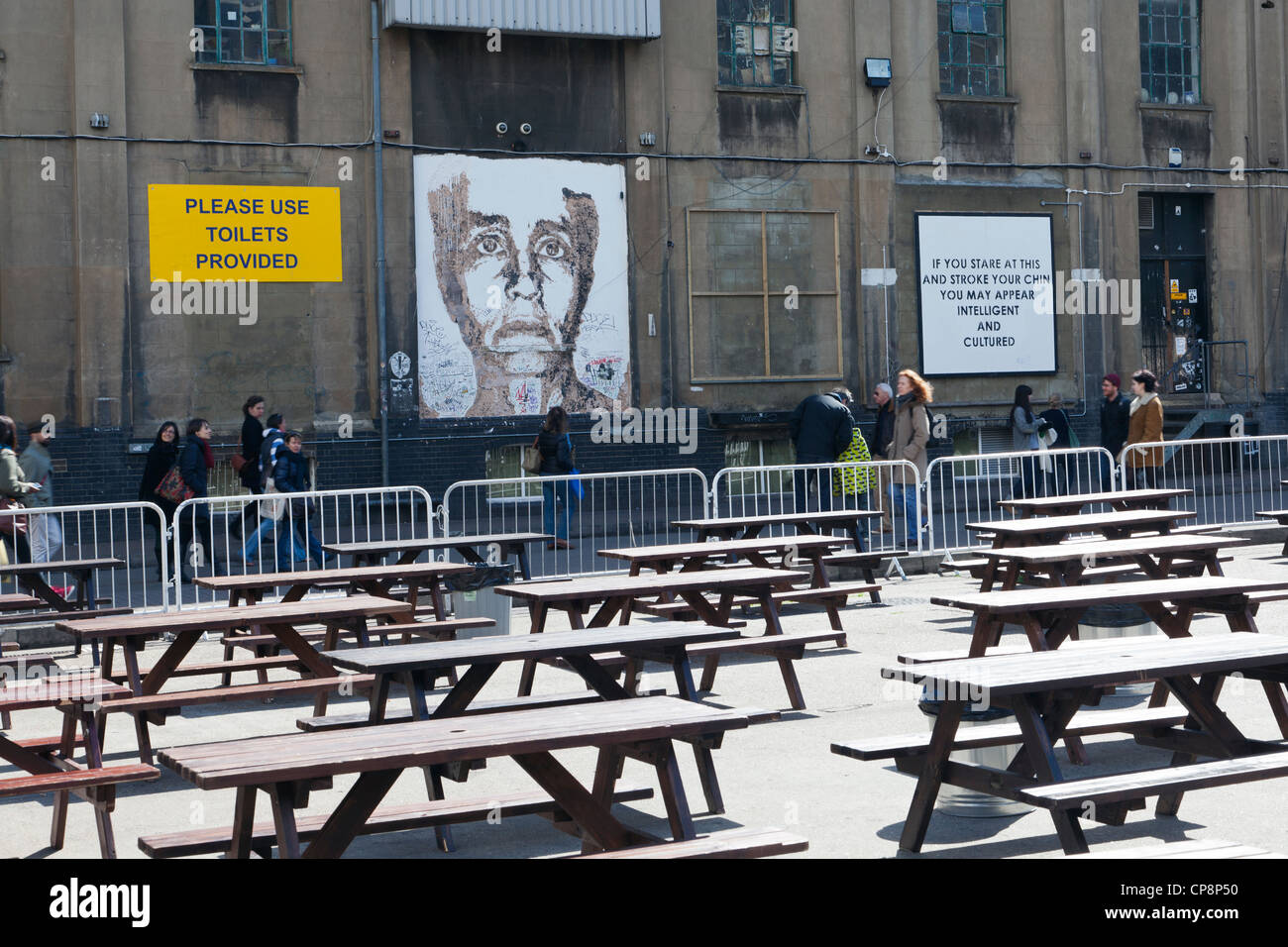 Street Art von Mobstr und Vhils (aka Alexandre Farto), Dray Walk, Brick Lane, London, England, UK. Stockfoto