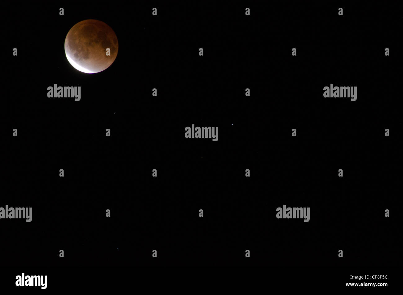Red moon während einer Mondfinsternis auf einem schwarzen Himmel Stockfoto
