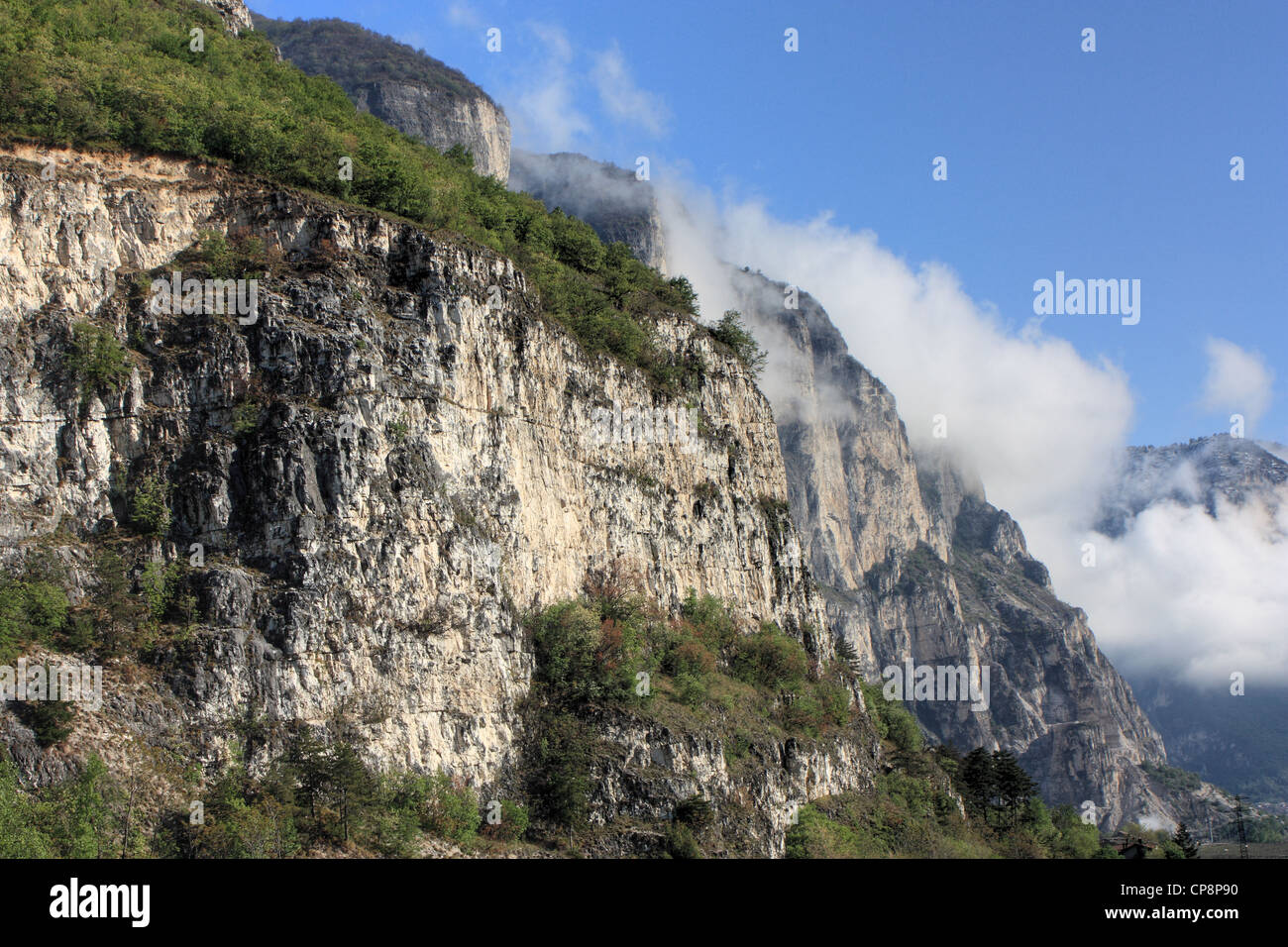 Wolken in den Dolomiten bei Mezzocorona, Region Trentino-Südtirol, Italien. Stockfoto