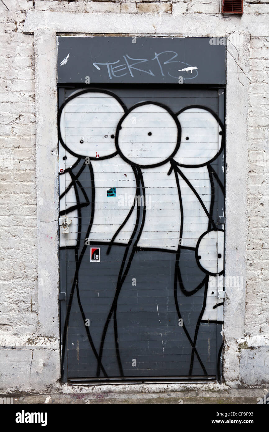 Stik Figuren bemalt auf eine Ladenfront, Parfett Street, Whitechapel, London, UK. Stockfoto