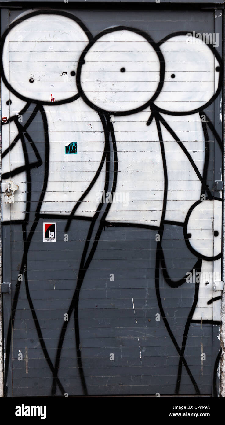 Stik Figuren bemalt auf eine Ladenfront, Fieldgate Straße, Whitechapel, London, UK. Stockfoto