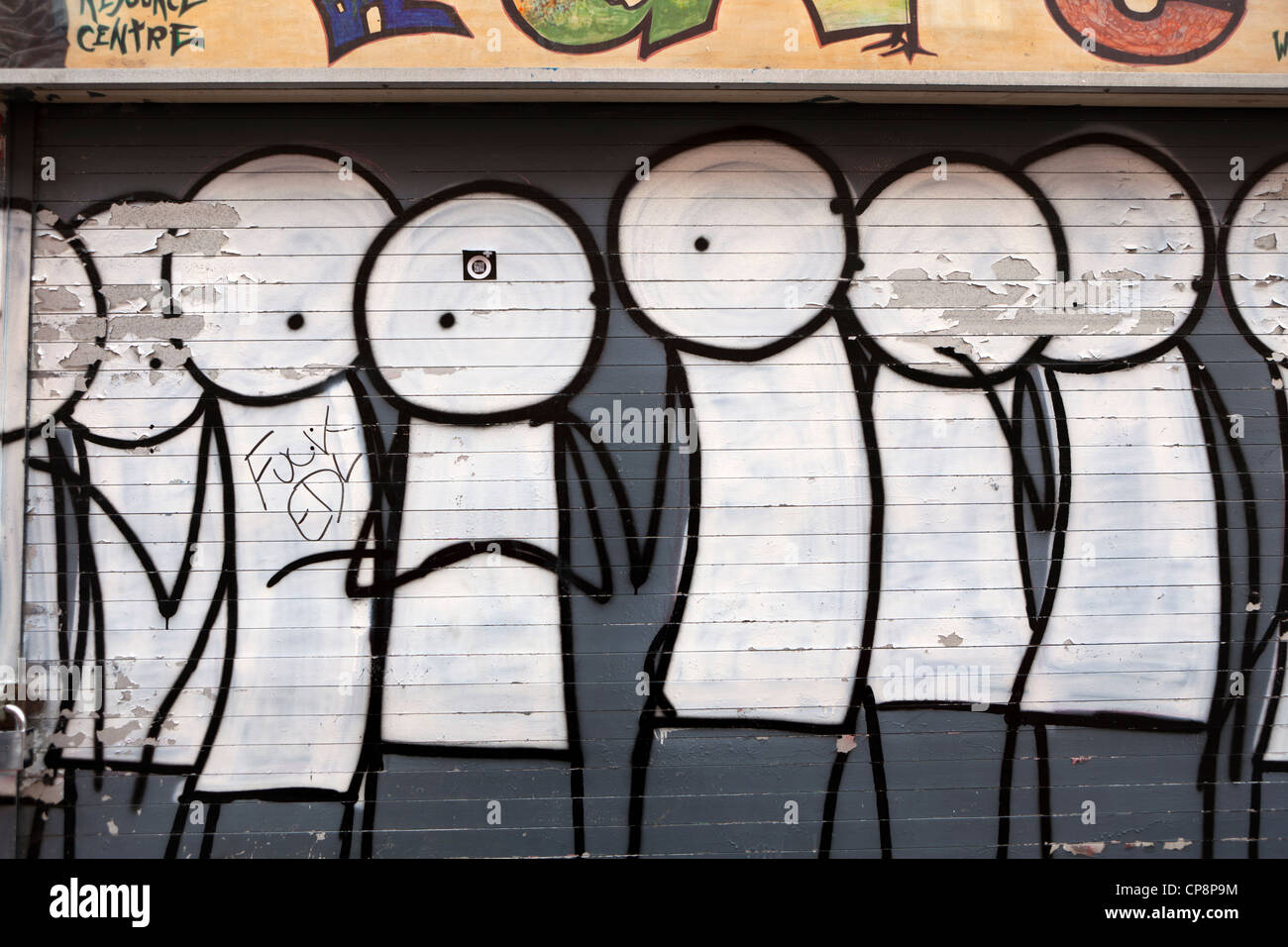 Stik Figuren bemalt auf eine Ladenfront, Fieldgate Straße, Whitechapel, London, UK. Stockfoto