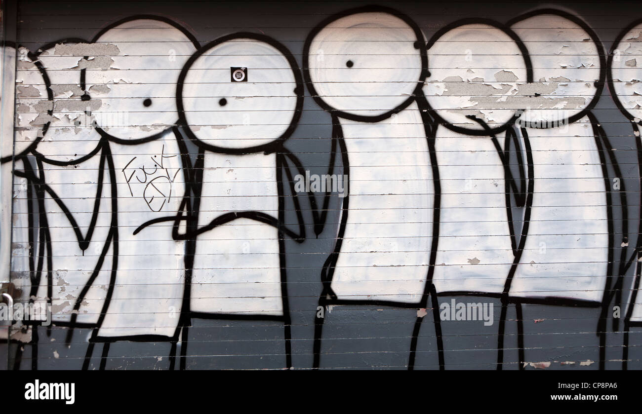 Stik Figuren bemalt auf eine Ladenfront, Fieldgate Straße, Whitechapel, London, UK. Stockfoto