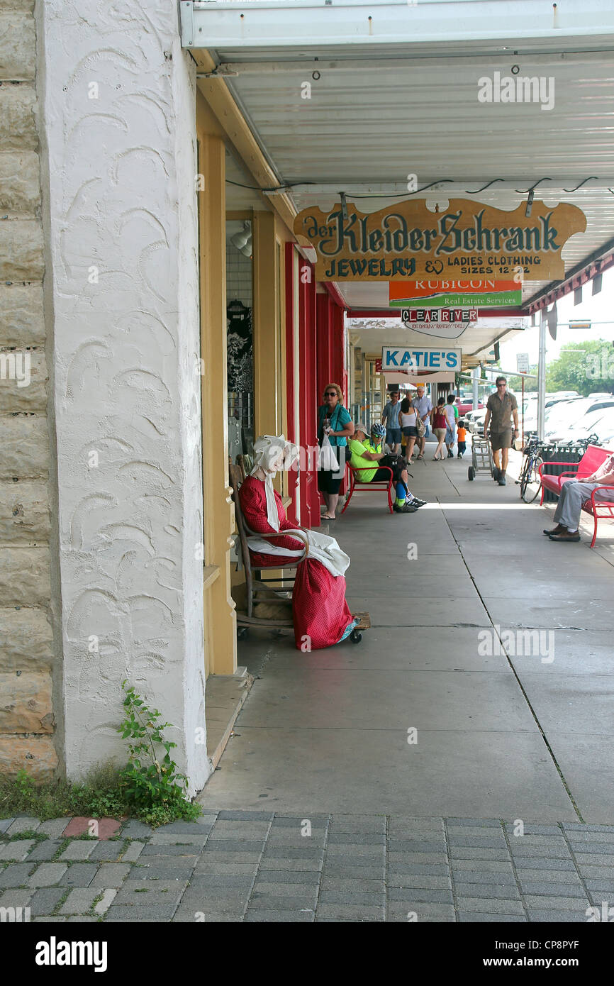 Ein Gehweg in der Innenstadt von Fredericksburg, Texas, Vereinigte Staaten von Amerika Stockfoto