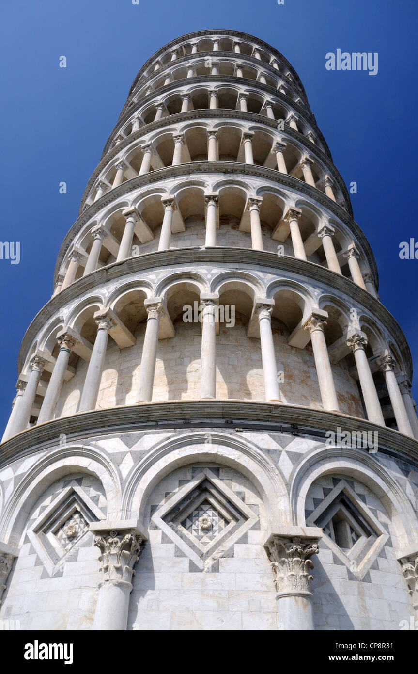 Niedrigen Winkel-Blick auf den Campanile von Pisa Kathedrale - die berühmten "schiefen Turm" - in Pisa, Toskana, Italien Stockfoto